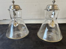 Paire d'aiguières en verre et