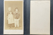 Mage, Brest, Deux petits enfants en costume traditionnel breton de Plougastel, c