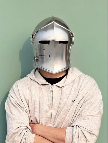 Casque barbuta médiéval fait