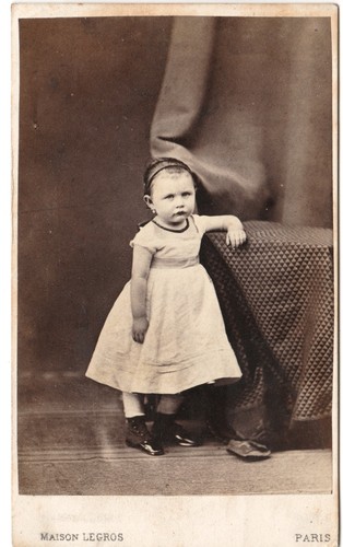 Fillette faisant moue circa - fillette,