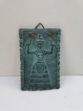 Plaque murale en relief en