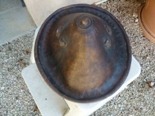 Bouclier africain en cuir. Conique et rond.  Diamètre extérieur 34 cm  