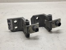 Charnière de porte avant