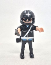 POLICIER AVEC LUNETTES NOIRES