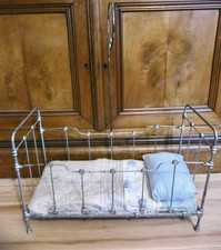 JOLI LIT DE POUPÉE ANCIENNE EN MÉTAL LAQUÉ ARGENT LITERIE + FLÈCHE - ÉPOQUE 1900