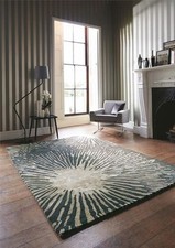 Tapis touffetés à - et,
