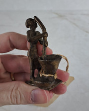 petit sujet en bronze africain ancien MOSSI pileuse de Haute Volta + étiquette