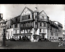 ESPALION (12) CITROEN TRACTION à l'HOTEL MODERNE & POMPE à ESSENCE période 1950