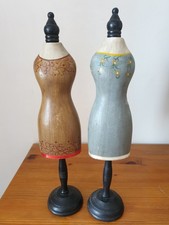 Deux mannequins bustiers