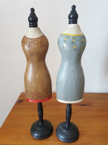 Deux mannequins bustiers