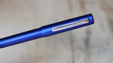 GRAND STYLO PLUME LAMY EN LAQUE BLEU PROFOND MAT - PLUME METAL EXTRA - FINE