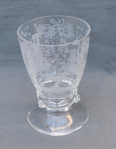 Grand verre gobelet - gravé, d