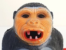 GORILLE MARCHEUR ET CRACHEUR