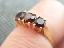 Bague en or jaune 18 carats avec 3 rubis véritables, probablement de Madagascar