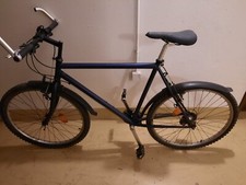 vélo vtt homme en bon état de couleur bleue marine.
