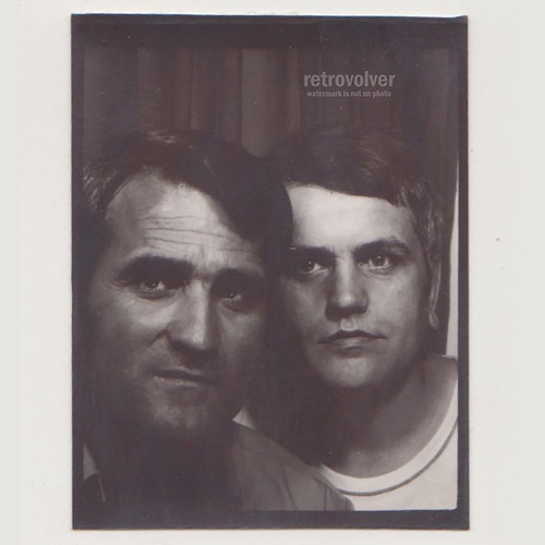 Deux jeunes hommes - pressés, de