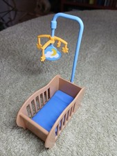 Chambre enfant PLAYMOBIL - Lit à barreaux avec mobile et trois draps différents