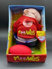 Figurine qui montre ses fesses