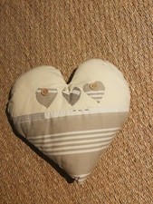 Coussin coeur tissu beige