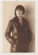 Belle jeune femme en manteau