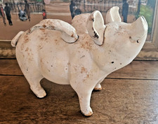 VINTAGE COCHON TIRELIRE EN FONTE AVEC 2 AILES QUEUE TIRE BOUCHON L 25 CM 3.5KGS