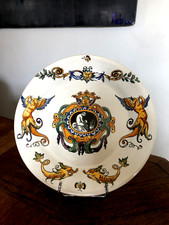 ASSIETTE DÉCORATIVE  EN FAÏENCE DE GIEN , RENAISSANCE  AVEC MÉDAILLON