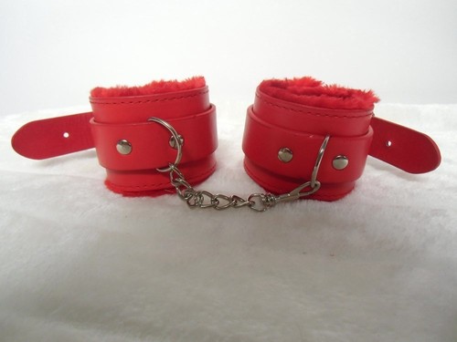 Menottes rouges simili faux