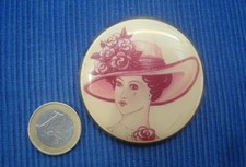 B35 Broche ancienne Matière Plastique Vintage Femme au Chapeau 70's ?