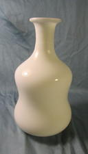 Bouteille, carafe de nuit ( sans son verre) soliflore en verre blanc ou opaline