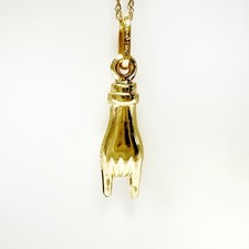 Vintage 18k Gold lucky Mano Cornuto pendant