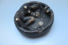 ancien cendrier sexy en résine noire