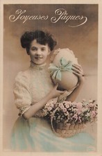 CP PAQUES FEMME AVEC PANIER FLEURS GROS OEUF RUBAN - 54479