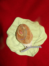 Doudou Nature et Découvertes Escargot Marron Sur Feuille Salade Verte