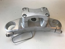 UN TE DE FOURCHE SUPERIEUR AVEC PONTET DE GUIDON POUR MOTO SUZUKI 600 GSR 2006 