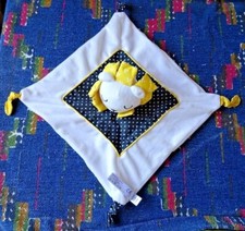 BP/  DOUDOU  PLAT LION SAUTHON BLANC JAUNE NOIR PLUCHE ET POMPON KOM 9