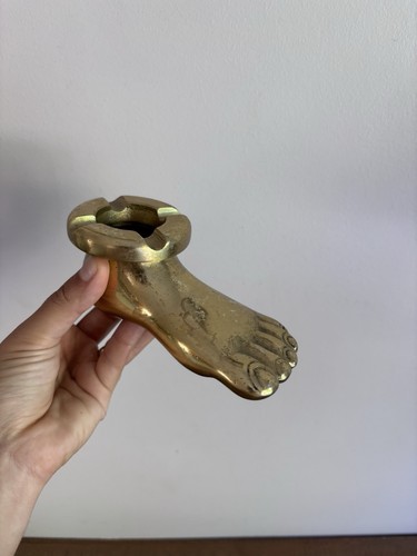 Cendrier forme pied - en,
