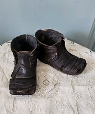 Objet COLLECTION  Rare  Anciennes PETITES Paire  BOTTINES  en BOIS  SCULPTÉ