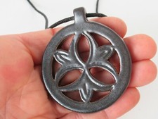  Pendentif artisanal rond en grès ajouré et émaillé noir , décor 3 fleurons 