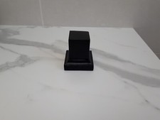 socle en bois peint en noir