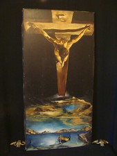 Tableau de Dali "Christ en croix" en vue plongeante. Reproduction non signée