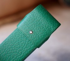 ETUI A STYLOS MONTBLANC EN CUIR VERT A RABAT FIN. AUTRUCHE - MODELE TROIS PLACES