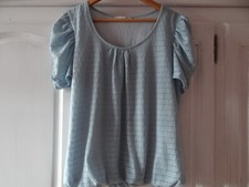 Tee-shirt femme, marque "Armand Thiery", taille 4, bleu ciel, 100% polyester
