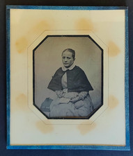 Daguerréotype 1/9 plaque Fillette avec sa pèlerine tenant un journal circa 1848