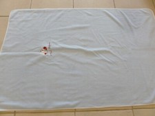 BELLE COUVERTURE POLAIRE " SUCRE D'ORGE " BLEU CIEL LIT STANDARD 120  x 60 CM 