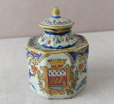 Ancien encrier en céramique, décor blason, style Quimper / Nevers