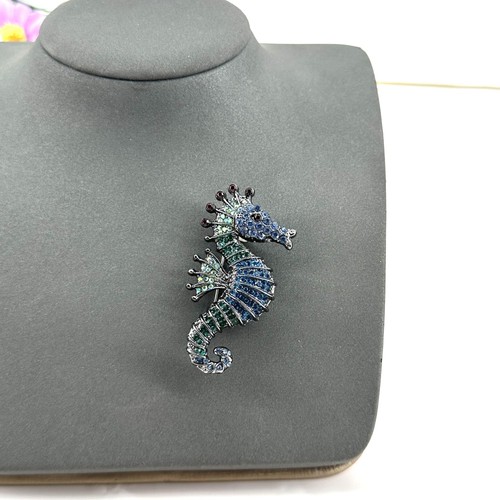 Broche hippocampe pavée