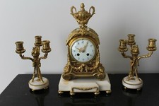 PENDULE  BRONZE DORE ET CISELÉE  ESTAMPILLEE SAMUEL MARTI  AVEC  SES 2 BOUGEOIRS