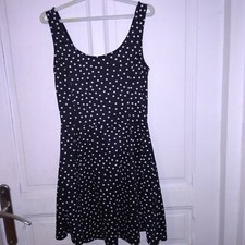 Jolie Robe Neuve sans manches Style Patineuse de la Marque "DIVIDED" Taille 34.