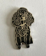 82 - Pin's CHIEN CANICHE NOIR