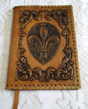 Liseuse couvre livre en cuir avec marque page décor Fleur de Lys n° 4